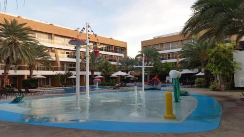PH1401 Hotel Margarita Real في بورلامار: مسبح مع ملعب في منتجع