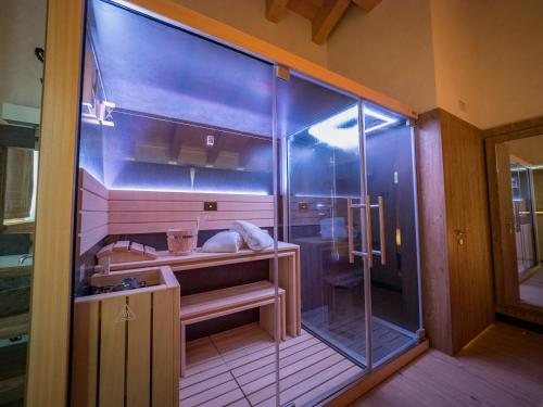 um quarto com um chuveiro e uma parede de vidro em Chalet Dolce Vita em Livigno