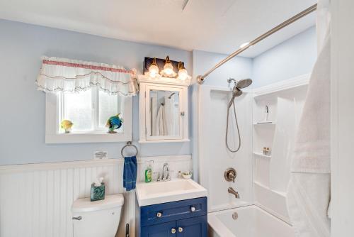 Bilik mandi di Blackberry Cottage with Yard Near Westport and Beach