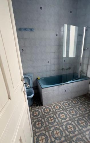 bagno con vasca blu e servizi igienici di Maison entière équipée 220m2 a Clamart