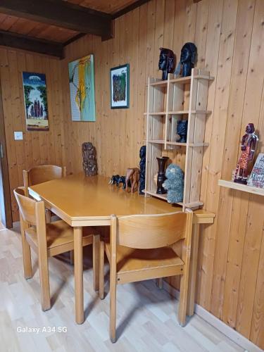 a wooden dining room table and chairs in a room at Afrika Zimmer mit Bergblick in Emmetten