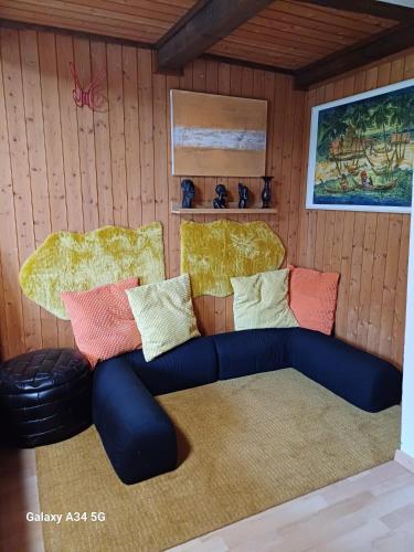 a living room with a couch in the corner at Afrika Zimmer mit Bergblick in Emmetten
