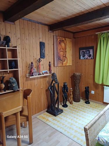 una habitación con una mesa y algunas estatuillas en ella en Afrika Zimmer mit Bergblick en Emmetten