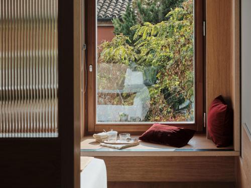 a window with a plate of food on a table at Qgat Restaurant Events & Hotel in Sant Cugat del Vallès