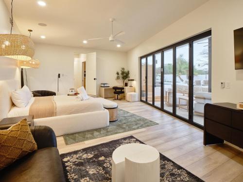 salon z łóżkiem i kanapą w obiekcie Hillside Mansion-Pool/Cold Plunge/Sauna-Mtn Views w mieście Scottsdale