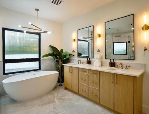 Hillside Mansion-Pool/Cold Plunge/Sauna-Mtn Views في سكوتسديل: حمام مع حوض ومغسلة ومرآة