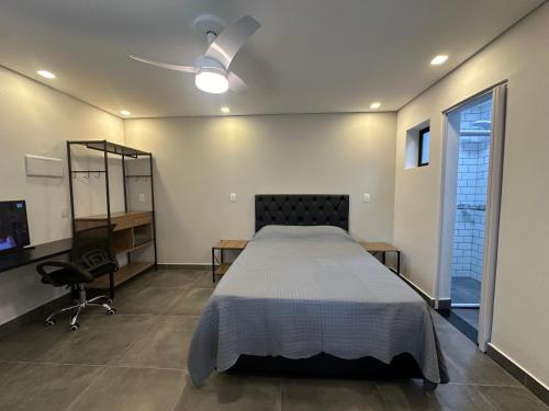 サンパウロにあるA CASINA: STUDIOS Vila Madalena - BECO DO BATMANのベッドルーム1室(ベッド1台、シーリングファン付)