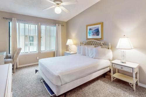 Un dormitorio con una gran cama blanca y una ventana en 130 Linda Marie en Panama City Beach