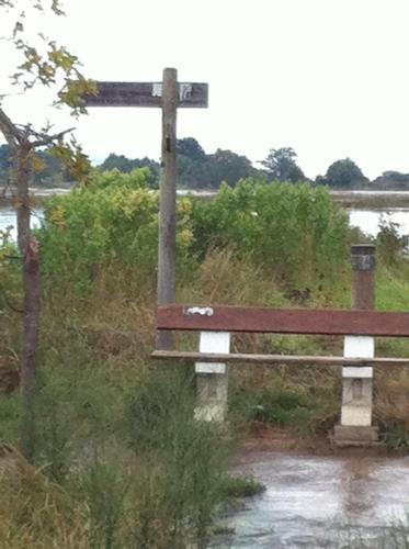a wooden cross sitting on top of a bench at Hotel Boliña in Guernica y Luno