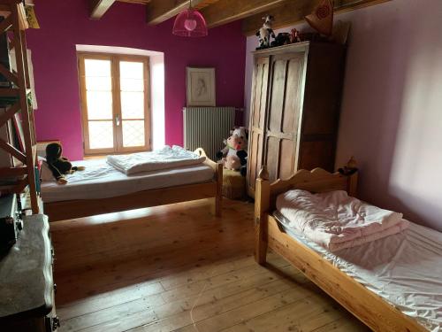 une chambre avec deux lits et une fenêtre dans l'établissement Maison auvergnate, à Dauzat-sur-Vodable