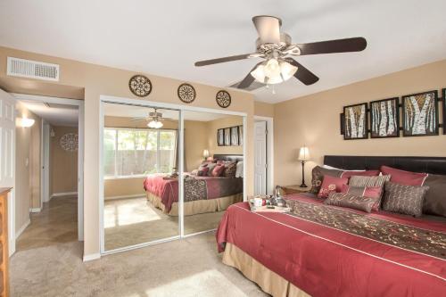 - un salon avec 2 lits et un ventilateur de plafond dans l'établissement Teal Gardens - Private Pool - Mins to Kierland, à Phoenix