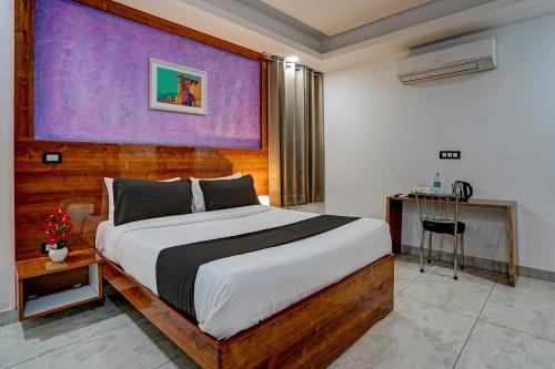 um quarto com uma cama grande e uma secretária em luxury room on NH8 near Hero Honda Chowk Gurgaon em Gurgaon