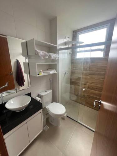 La salle de bains est pourvue de toilettes, d'un lavabo et d'une douche. dans l'établissement Vista Mar Buraquinho, à Lauro de Freitas
