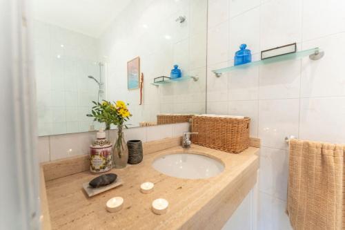 W łazience znajduje się umywalka i lustro. w obiekcie casa saida w mieście Liencres