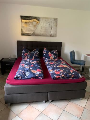 łóżko z dwoma poduszkami na górze w obiekcie Harztor w mieście Nordhausen