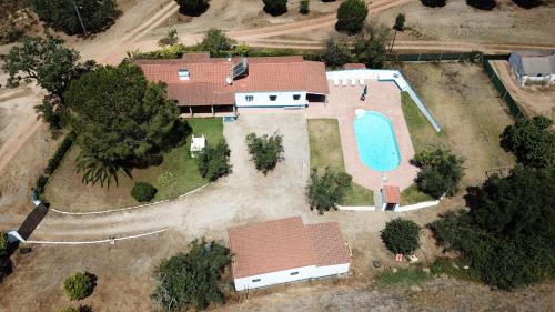 einen Blick über ein Haus mit Pool in der Unterkunft Cidrão dos Brejos in Santiago do Cacém