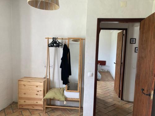 Zimmer mit einem Spiegel, einer Kommode und einem Schlafzimmer in der Unterkunft Monte das Flores 