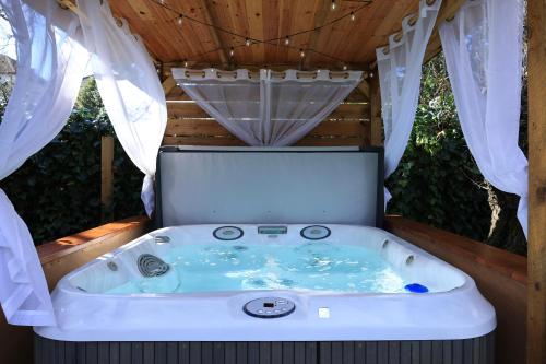 bañera en la parte trasera de una casa en Le Chic Retreat - Luxury Hot Tub Getaway, en Bournemouth