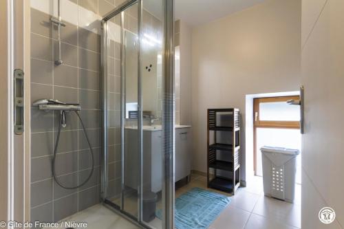 W łazience znajduje się prysznic, umywalka i toaleta. w obiekcie Le gîte de la poste w mieście Onlay