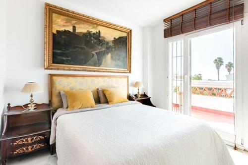 um quarto com uma cama e um quadro na parede em Heaven at the shore: El Cielito. em Málaga