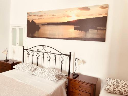 ein Schlafzimmer mit einem Bett und einem Wandgemälde in der Unterkunft Arco Michele in Putignano