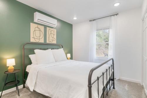 um quarto com uma cama e uma parede verde em Bear’s Place by AvantStay Cozy Mountain Cabin in Brevard Firepit Day-trip to Asheville em Brevard