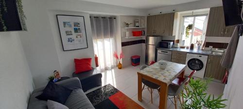 una pequeña cocina con mesa y una pequeña cocina con mesa en Friendly Peniche Apartment, en Peniche