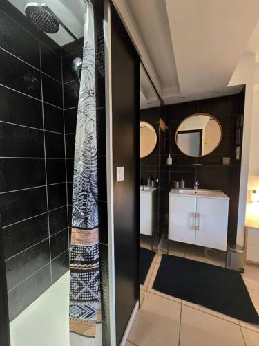 une salle de bain avec douche et lavabo dans l'établissement L'éden Port Nature 5 Village Naturiste Cap d'Agde, au Cap d'Agde