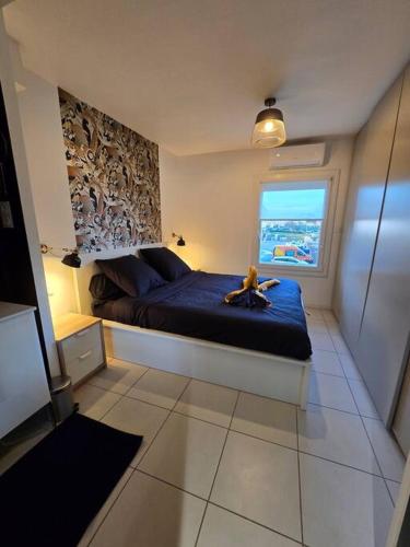 une chambre avec un chien allongé sur un lit dans l'établissement L'éden Port Nature 5 Village Naturiste Cap d'Agde, au Cap d'Agde