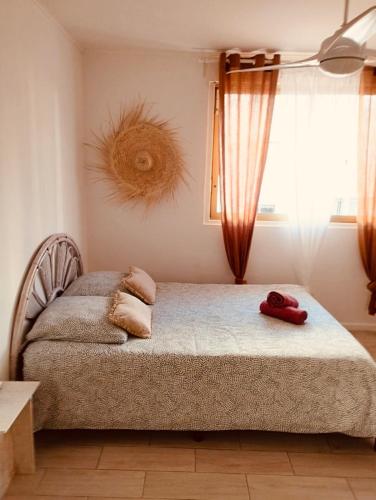une chambre avec un lit avec deux serviettes dessus dans l'établissement My home, à Saint-Tropez