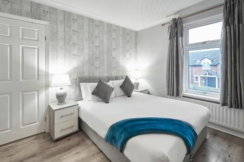 Un dormitorio con una gran cama blanca y una ventana en Host & Stay - Berry Hill View, en Ryton