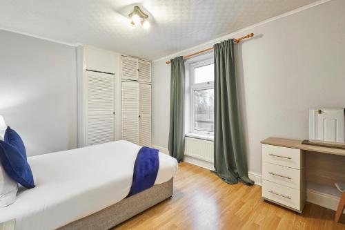 1 dormitorio con cama y ventana en Host & Stay - Berry Hill View, en Ryton