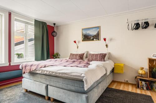 Un dormitorio con una cama grande y una ventana en Dinbnb Apartments I Family Dream in Bergen I Playroom I Private Garden en Bergen