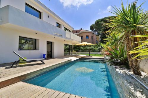 une piscine dans l'arrière-cour d'une maison dans l'établissement Superbe villa moderne avec piscine à Marseille - Villa Marseilleveyre, à Marseille