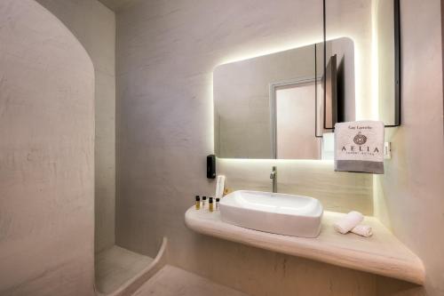 Koupelna v ubytování Aelia Luxury Suites