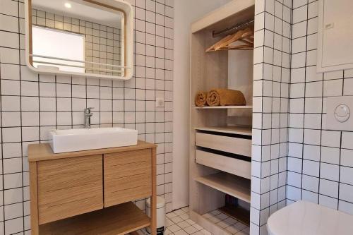 une salle de bain avec un lavabo et des toilettes dans l'établissement Villa Bergerie Baracco Argia, piscine, maquis et tradition corse pour 6 personnes, à Barbaggio