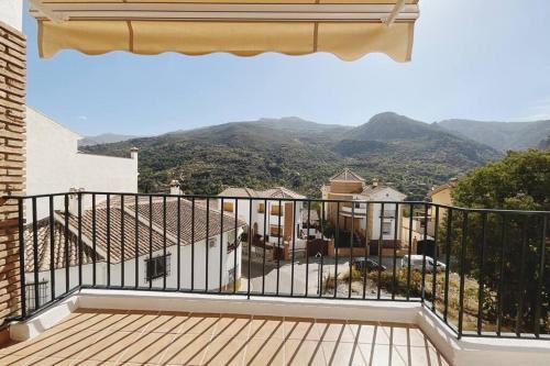 a balcony with a view of the mountains at Balcón hacia la montaña in Güéjar-Sierra