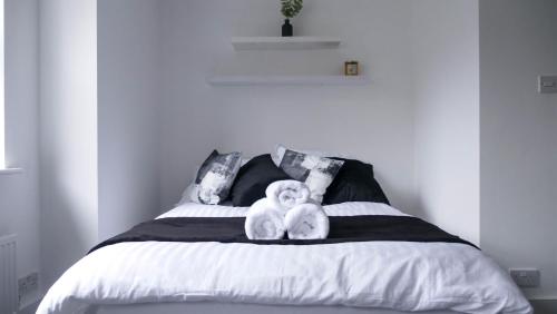 ロンドンにあるModern Apartment in Shoreditch, City Centreのベッドに座る白熊2頭