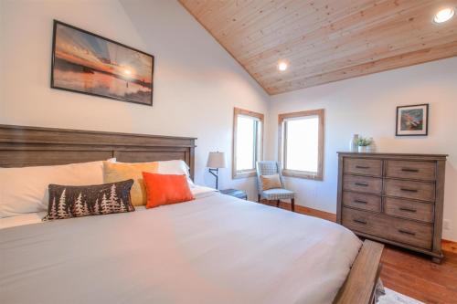 una camera da letto con un letto grande e una cassettiera di Madison Anglers House a Cliff Lake