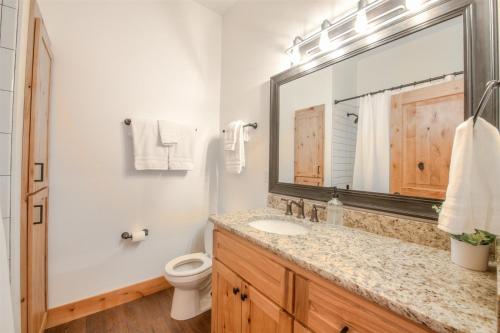 un bagno con lavandino e specchio di Madison Anglers House a Cliff Lake