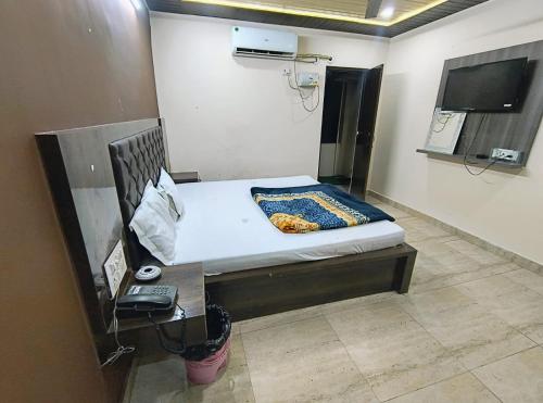 Camera piccola con letto in camera di Galaxy Inn Hotel a Haridwār