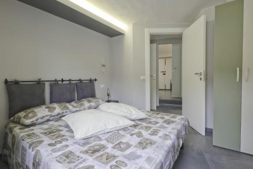 1 dormitorio con 1 cama grande con almohadas blancas en Casa Vacanze Vicolo della Luna, en Ambra