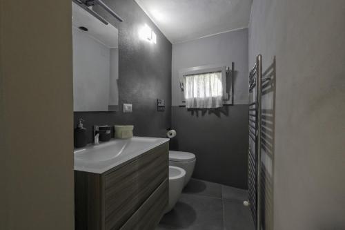 y baño con lavabo blanco y aseo. en Casa Vacanze Vicolo della Luna, en Ambra