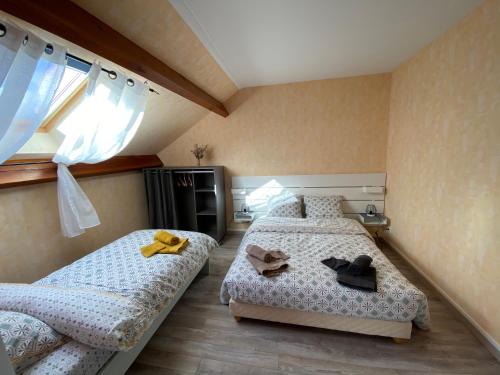 Postel nebo postele na pokoji v ubytování Entre Vulcania et le Sancy