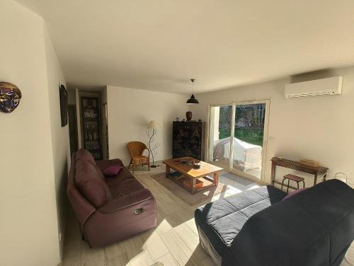 - un salon avec un canapé et une table dans l'établissement Le Soleil au Paradis (des Pyrénées), à Vernet-les-Bains