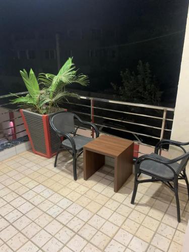 een patio met 2 stoelen, een tafel en een bank bij Bijilo Appartments in Bijilo