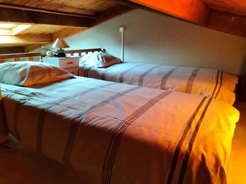 - 2 lits dans une pièce dans l'établissement ma petite maison du bord de mer, à Bretignolles-sur-Mer