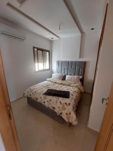 Panoramique appartement في القنيطرة: غرفة نوم بسرير كبير في غرفة
