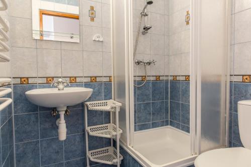 un baño con ducha y lavabo en Willa Danuśka -Znana i Lubiana, en Zakopane