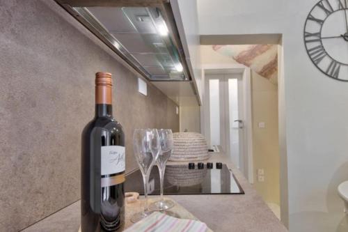 Una botella de vino encima de un mostrador en Designer Cospicua Townhouse, en Cospicua
